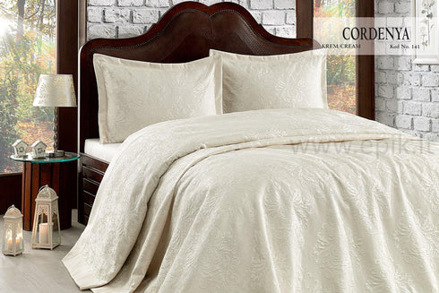 Prabangiais raštais siuvinėta lovatiesė "Gardenya" su 2 pagalvių užvalkalais, šviesios kreminės spalvos